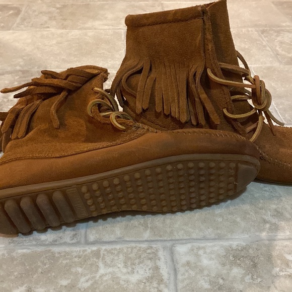 Minnetonka single fringe, lace up shoes. Barely worn - Picture 3 of 3